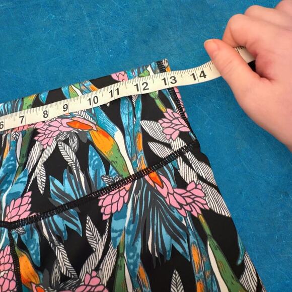 Minkpink MOVE Vibrant Multicolor Floral Bicycle Athletic Shorts Size M - Picture 3 of 7